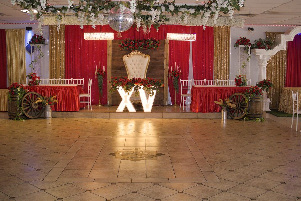 Pista de baile iluminada con luces calidas del evento