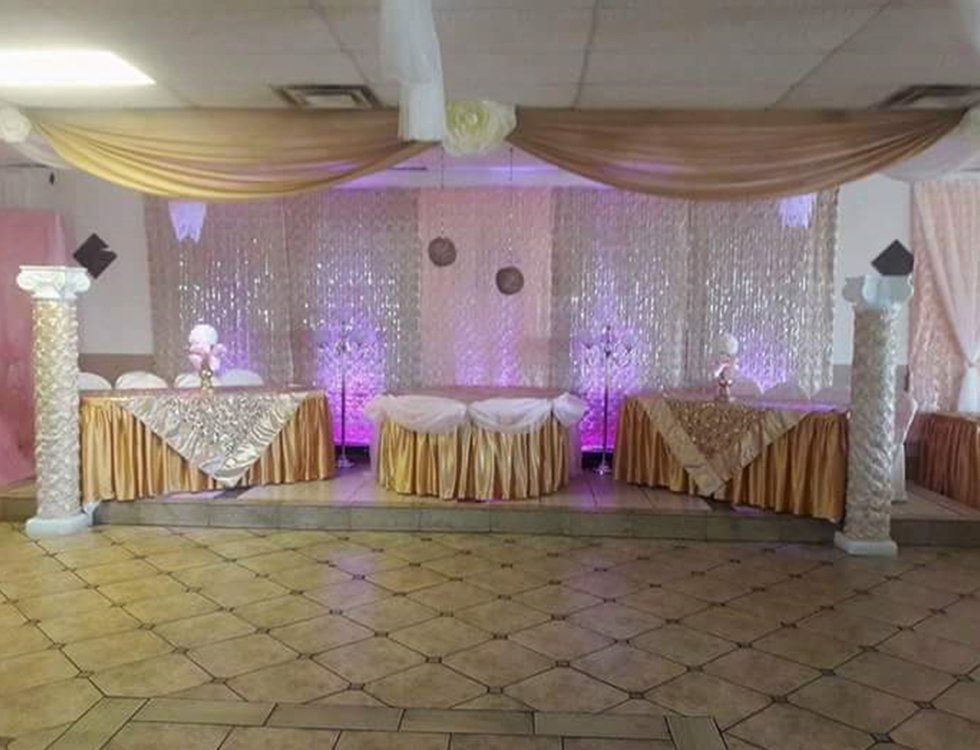 Mesa principal con decoración dorada y columnas