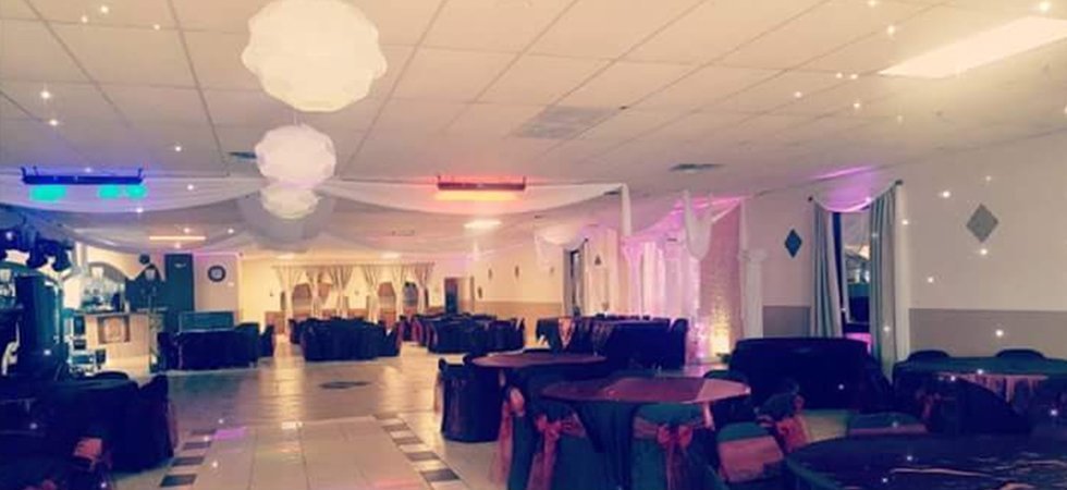 Vista del salón de eventos Diana's con mesas montadas e iluminación